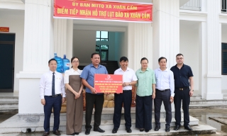 Trao quà cho người dân ảnh hưởng bởi bão lũ tại xã Xuân Cẩm